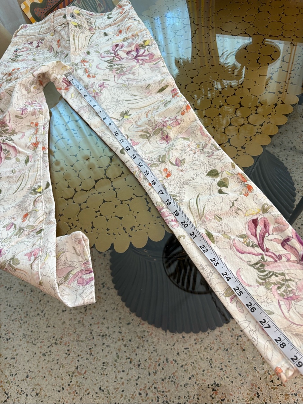 ANTHROPOLOGIE PILCRO Floral Print Mid Rise Denim Jeans. Cream background. 26 - Picture 4 of 8